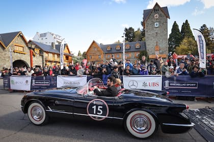 Largada simbólica en Bariloche. Jean Luc Duboisy Anais Weill en su Chevrolet Corvette de 1954 en la la competencia de autos sport históricos más prestigiosa de América Latina