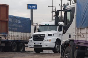 En una decisión inédita, YPF les cobrará más caro el gasoil a vehículos con patente extranjera
