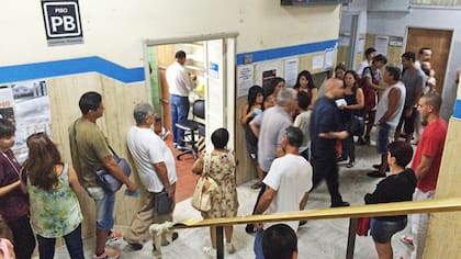 Largas colas a la espera de un turno para extracción de sangre