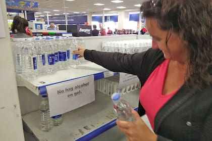 Largas colas de gente comprando en un supermercado de Mar del Plata