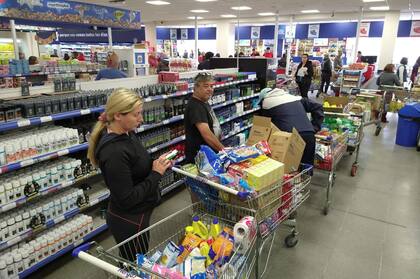 Largas colas de gente comprando en un supermercado de Mar del Plata