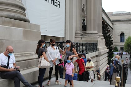 Largas colas de gente, en el día de reapertura del Museo Metropolitano de Arte de Nueva York