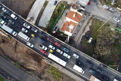 Largas colas de vehículos en el acceso de puente La Noria, varias horas de demora