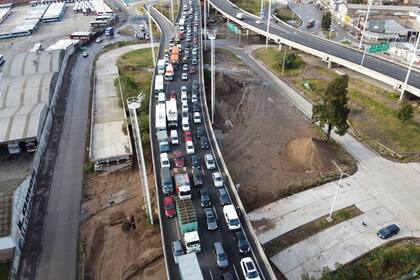 Largas colas de vehículos en el acceso de puente La Noria, varias horas de demora