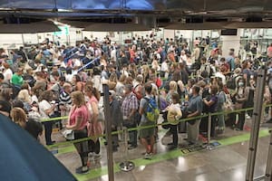 Por qué los aeropuertos de Europa se convirtieron en un caos con demoras, cancelaciones y filas eternas
