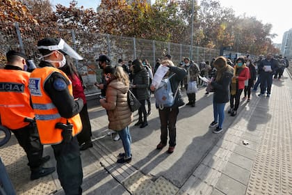 Largas colas en la estación Palermo para presentar los permisos de movilidad