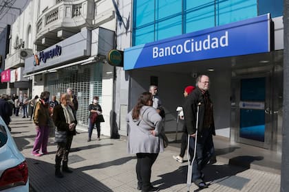 Largas colas en los bancos de Villa Urquiza