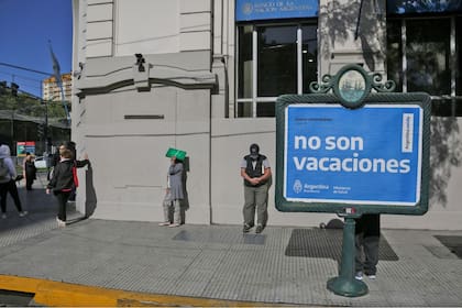 Colas en los bancos de Villa urquiza