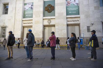 Largas colas en los bancos de la ciudad de Rosario
