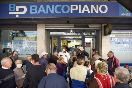 Largas colas en los bancos de la ciudad de Rosario