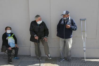 Largas colas en los bancos de Villa Urquiza
