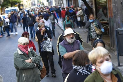 Largas colas en los bancos de la ciudad de Rosario