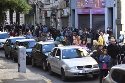 Largas colas en los bancos de la ciudad de Rosario