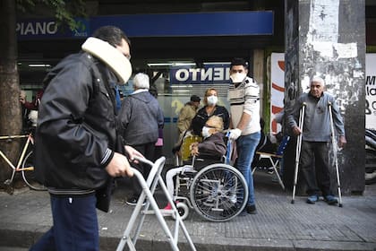 Largas colas en los bancos de la ciudad de Rosario