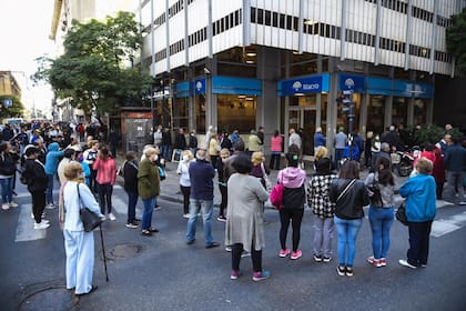 Largas colas en los bancos de la ciudad de Rosario