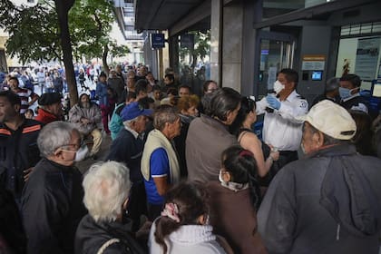 Largas colas en los bancos de la ciudad de Rosario