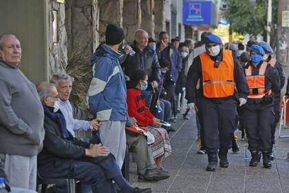 Largas colas en los bancos de San Justo