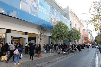 Largas colas  en los bancos de Tucumán para retirar dinero en los días previos a las elecciones