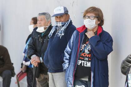 Largas colas en los bancos de Villa Urquiza