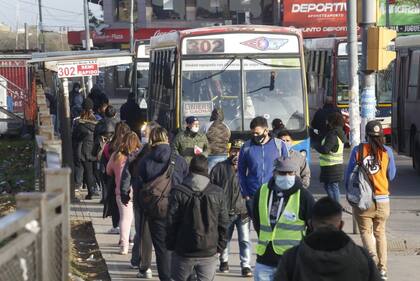 En pleno avance del coronavirus, se advertían largas filas para viajar luego de que se activara el protocolo en el tren Sarmiento