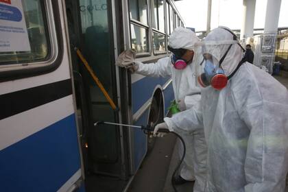 Desinfección de los colectivo en Moreno antes de comenzar su recorrida