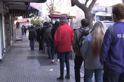 Largas colas en Morón por el paro de trenes