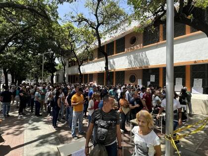 Largas colas este domingo en las elecciones presidenciales en Venezuela