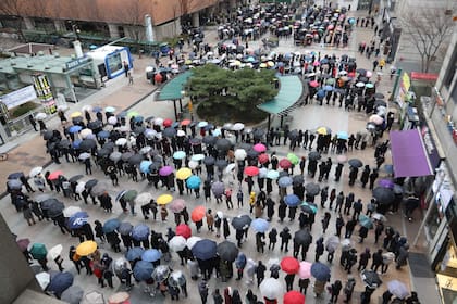 Largas colas para comprar barbijos en Seúl