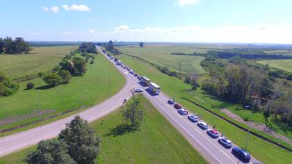 Largas colas para cruzar desde Fray Bentos a Gualeguaychú