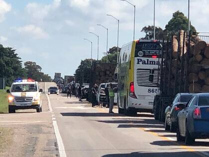 Largas colas para cruzar desde Fray Bentos a Gualeguaychú, durante el fin de semana