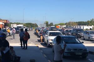 Largas colas para cruzar desde Fray Bentos, en Uruguay, a Gualeguaychú, durante un fin de semana largo