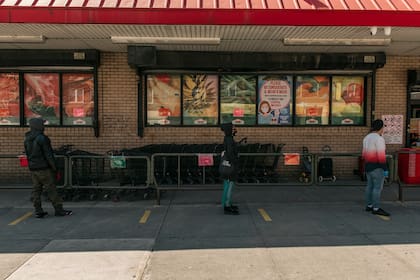 Un supermercado de Nueva York, con un claro distanciamiento entre los clientes