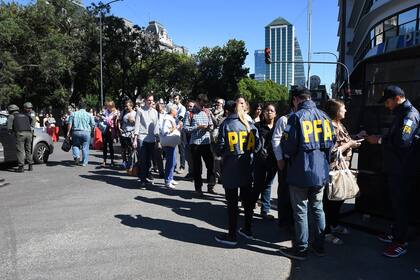 Cientos de personas hacen cola para poder ingresar a la zona de Puerto Madero