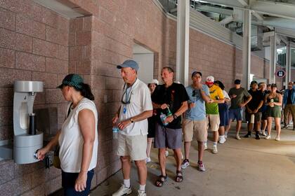 Largas colas para recargar agua debido al calor (Foto: Archivo)