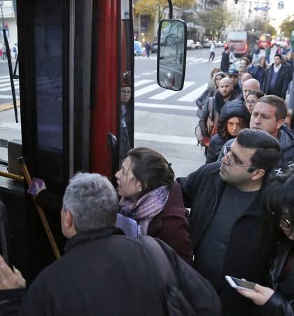 Largas colas para subir al colectivo en Retiro por la falta de subte