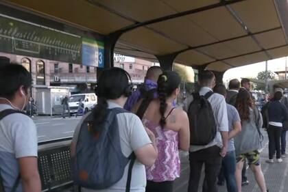 Largas colas para tomar un colectivo tras la reducción del servicio al 50%