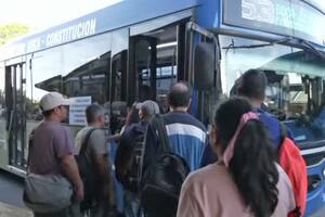 Largas colas para tomar un colectivo tras la reducción del servicio al 50%
