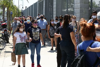 Largas colas para vacunarse en el Polideportivo N°2 San Fernando