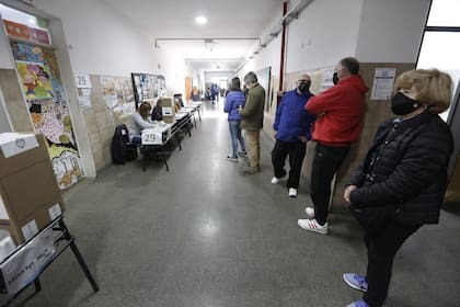 Largas colas para votar en varias escuelas de La Matanza