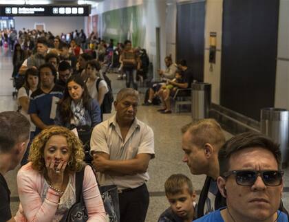 Largas colas y fastidio entre los pasajeros
