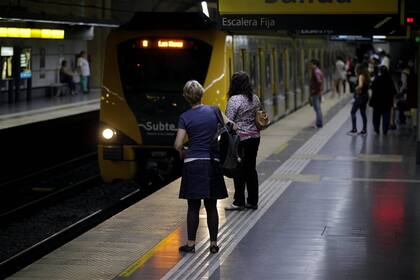 Largas esperas entre un servicio y otro, un padecimiento que no se termina de revertir en algunas líneas