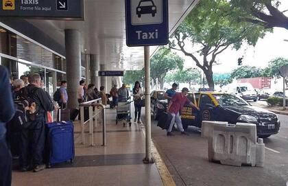 Largas filas a la espera de un taxi en el Aeroparque metropolitano