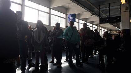 Largas filas a la espera para pagar y retirar compras del exterior, en sector Aduanas del Correo Argentino