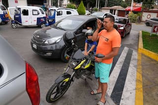 Largas filas de autos y personas en la capital de Perú en medio de la mayor crisis energética en 20 años
