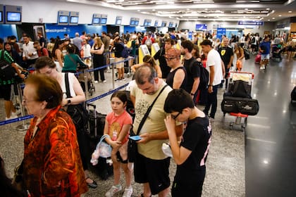 Largas filas de pasajeros en Aeroparque