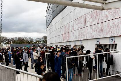 Largas filas en busca de las entradas para ver al seleccionado; el público se reencontró con el equipo nacional