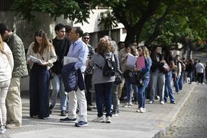 Largas filas en el Consulado de España en Rosario para entregar la documentación y así acceder al trámite de ciudadanía