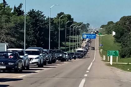 Largas filas en el puente de Fray Bentos
