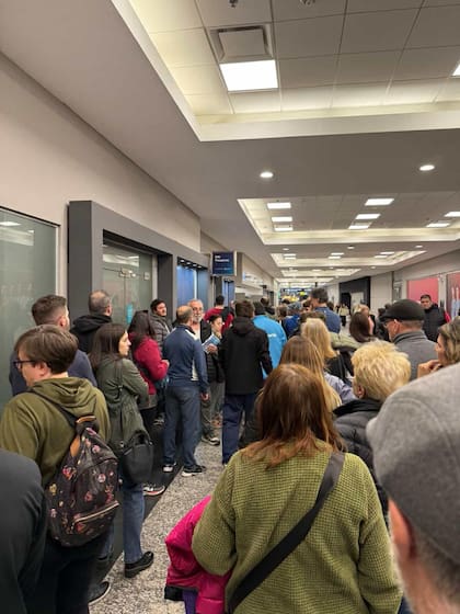 Largas filas en el Renaper de Aeroparque para revisar pasaportes.