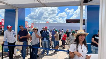 Largas filas en el stand del Banco Nación para acceder a la línea de créditos que otorga la entidad en la muestra